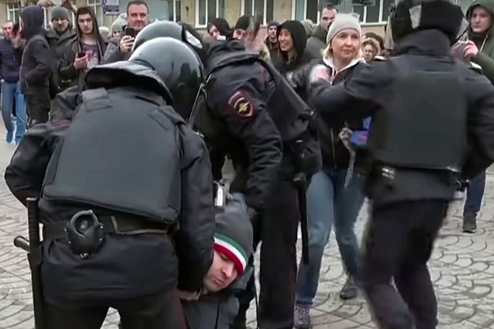 Суд оштрафовал красноярскую общественницу за «пинок» полицейскому на акции «Он нам не царь»