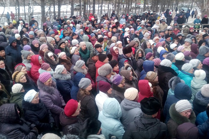 Жители устроили стихийный митинг против закрытия больницы в Красноярском крае