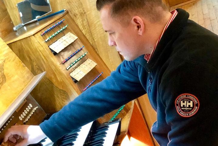 «Если настройщик хорош, орган будет жить долго»: немецкий специалист проверил инструмент в Новосибирской консерватории