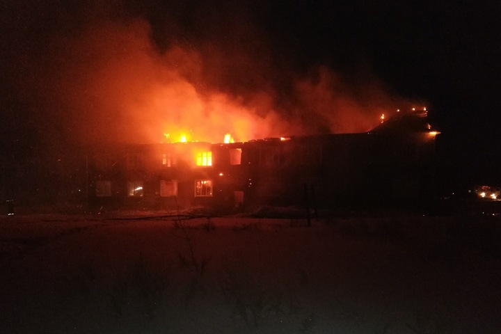 Женщина с ребенком на руках выпрыгнула со второго этажа горящего дома в Лесосибирске