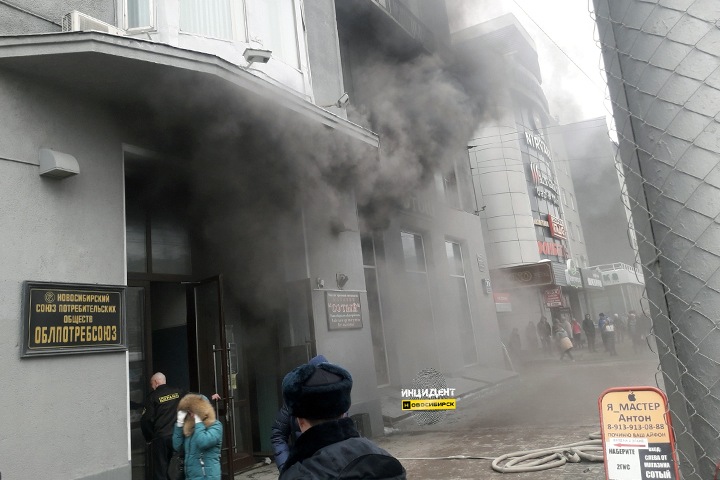 Супермаркет загорелся в центре Новосибирска
