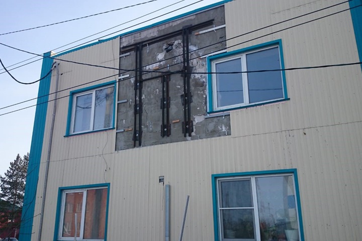 Отремонтированный клеем дом в Барабинске вновь начал разрушаться