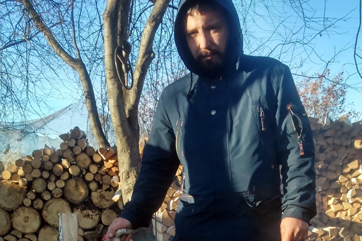 Матери новосибирского защитника прав сирот отключили газ. Он объявил голодовку