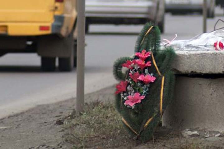 Железногорские активисты устроили похороны тротуару