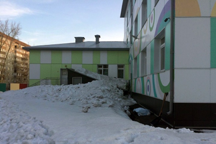 Дворника насмерть задавило снегом у детского сада в Барнауле
