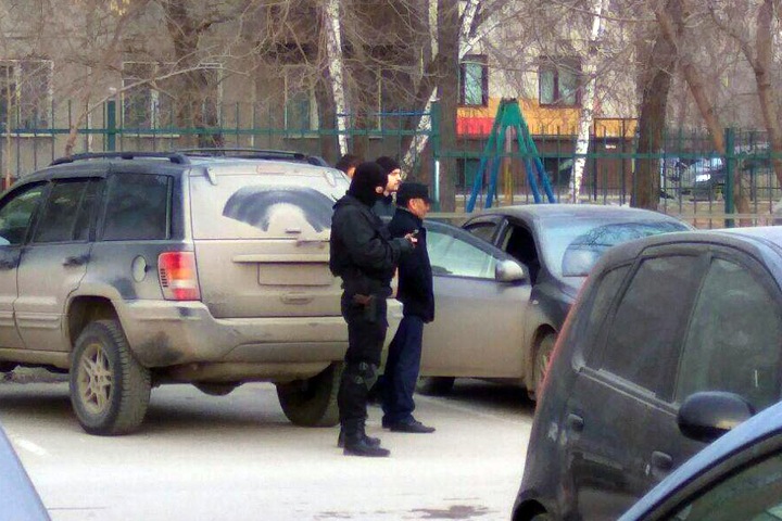 Очевидцы рассказали о задержании машины с оружием и деньгами в Новосибирске