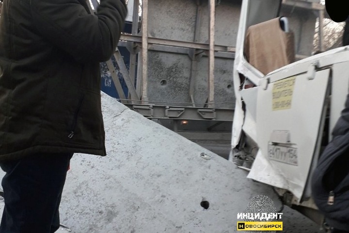 Прокуратура проверит падение бетонной плиты на автобус в Новосибирске