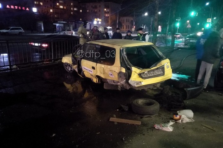 Таксист в Улан-Удэ сбил человека на крыльце здания