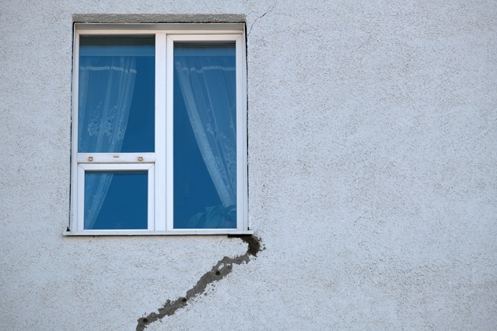 Власти объяснили ремонтом трещины на фасаде дома в центре Новосибирска