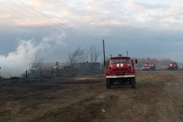 Жилые дома сгорели в Алтайском крае из-за пала травы