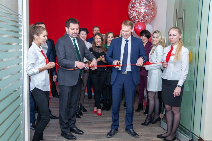 В Новосибирске начал работу новый офис Альфа-Банка