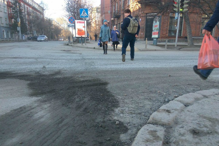 «Крошка лежит на газоне и вопиет, что ее не убрали». Городское хозяйство и пешеходный Новосибирск