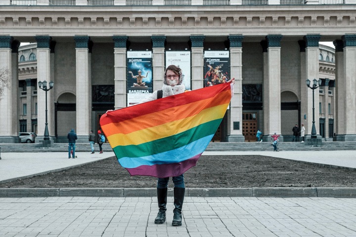 Флешмоб против дискриминации ЛГБТ прошел в Новосибирске