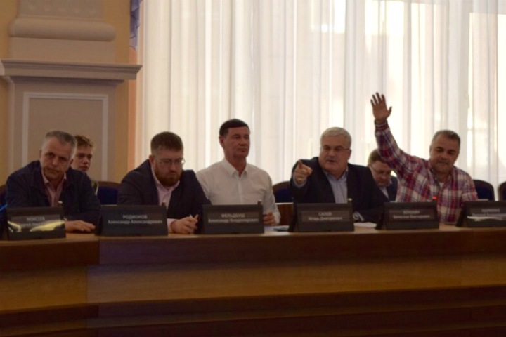 «Маниакальность заставляет усомниться в компетентности»: депутаты горсовета Новосибирска покинули заседание комиссии Дамаева в знак протеста