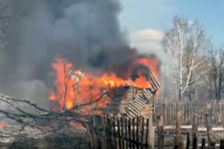 Пожары перекинулись на постройки в Канске