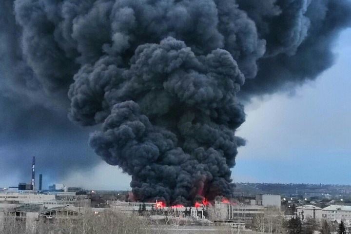 Завод горит в Красноярске на площади 20 тыс.кв.метров. Жителей просят не открывать окна