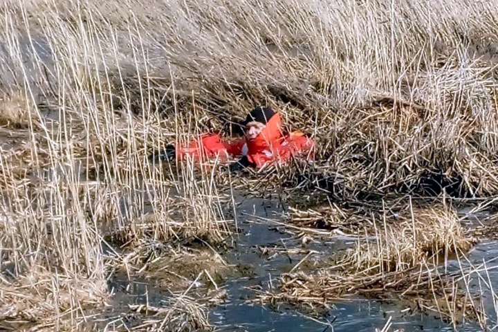 Спасенный из ледяного озера новосибирский охотник пропал, пока его товарищ искал помощь
