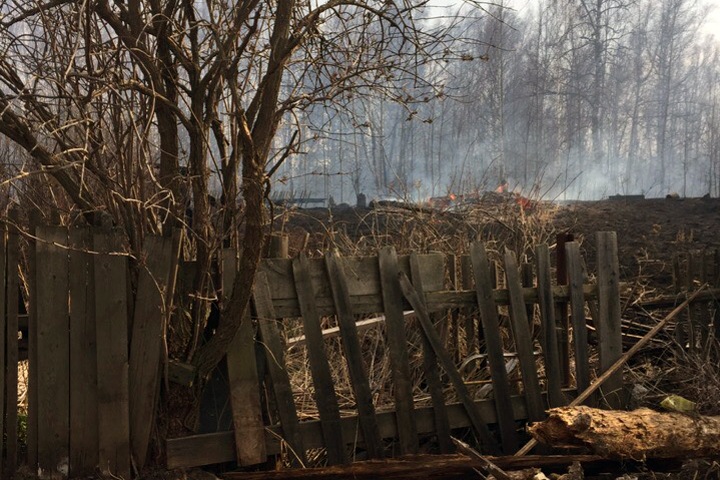 Природные пожары перекинулись на строения в Красноярском крае