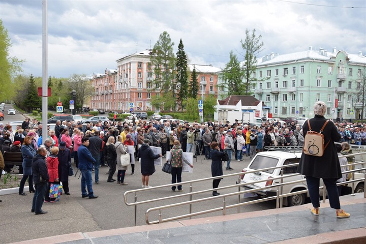 Жители закрытого города Северск вышли на митинг за отставку мэра