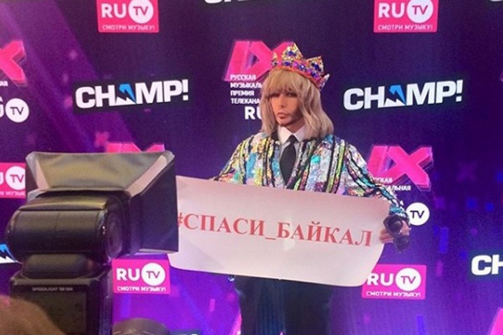 Шоумен Сергей Зверев пришел на телевизионную премию с плакатом «спаси Байкал»