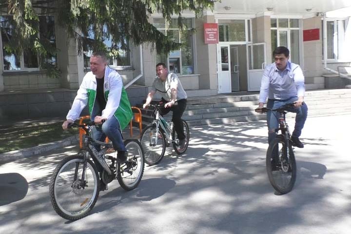 Новосибирские чиновники пересаживаются на велосипеды