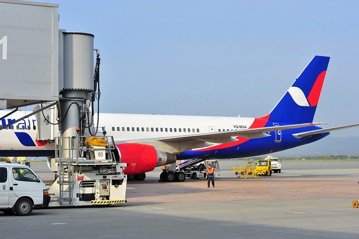 Техническая неисправность возникла при посадке самолета в аэропорту Барнаула