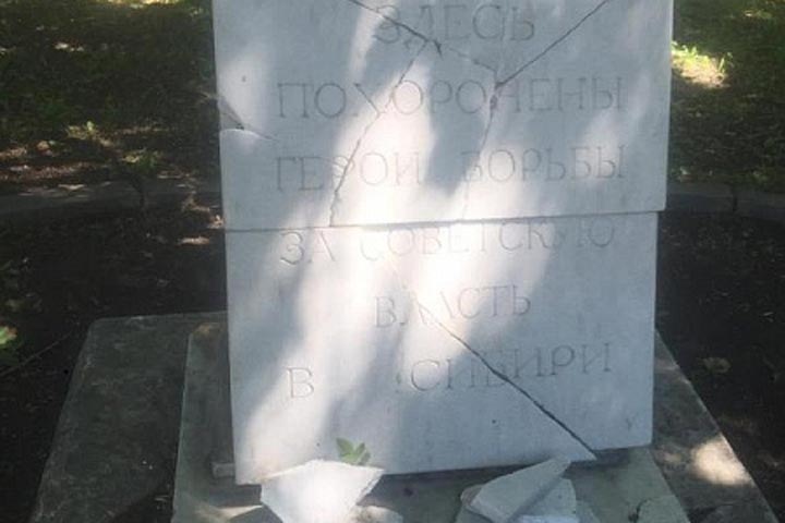 Вандалы разрушили надгробную плиту в новосибирском Сквере героев революции