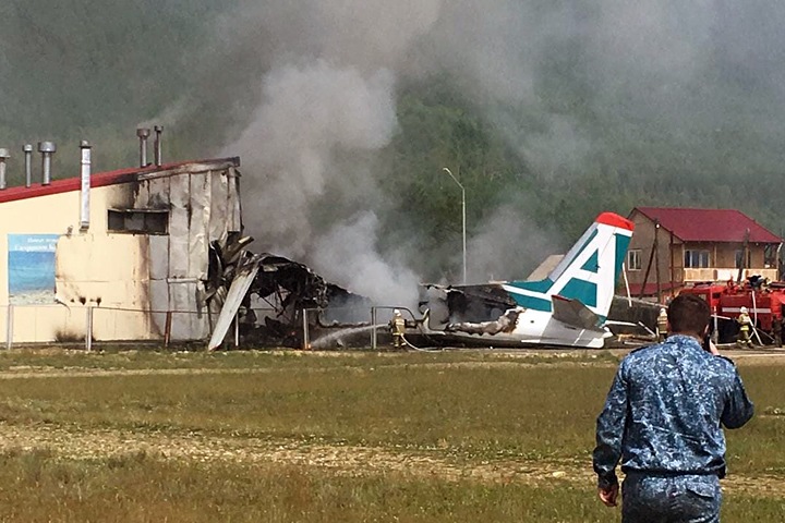 Пилоты погибли при аварийной посадке пассажирского Ан-24 в Бурятии
