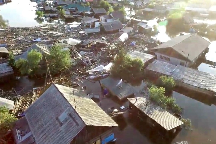 Дома более 10 тыс. человек пострадали от паводка в Приангарье. Видео