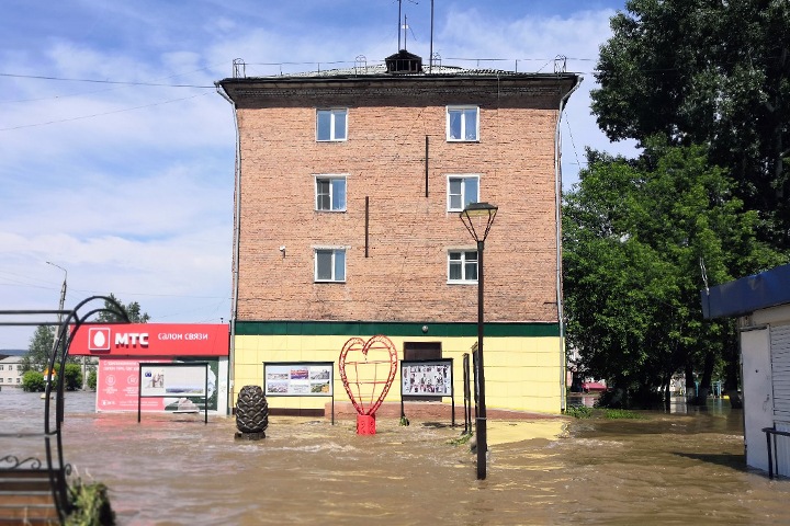 Почти 100 многоквартирных домов затопило в Приангарье. Жилье главы района спасают первым