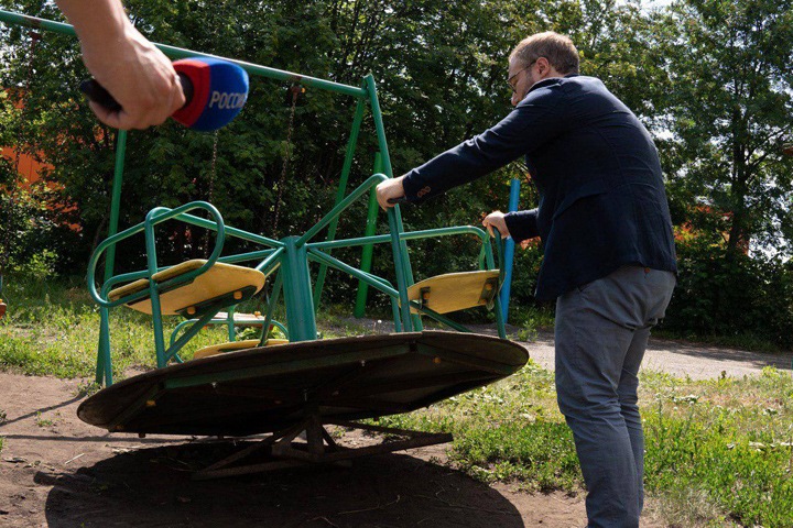 Депутат Госдумы проверил детские площадки  в Кузбассе