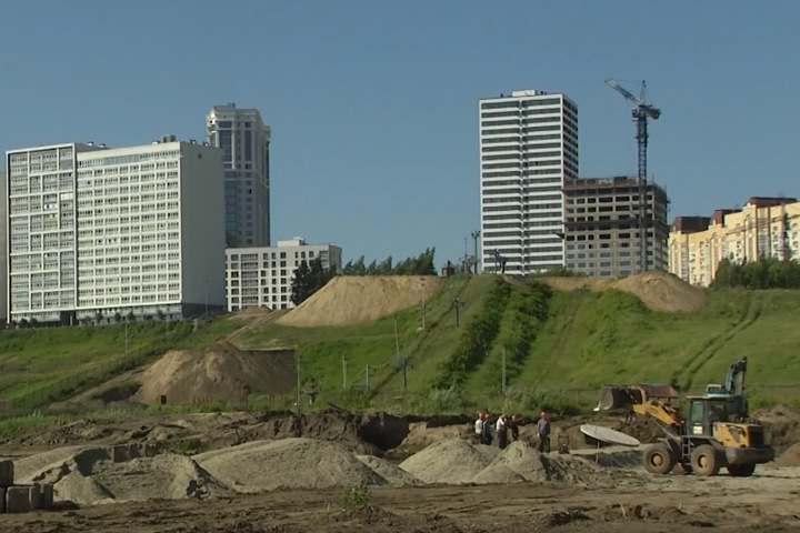 Строители нового ЛДС в Новосибирске завалили озеро мусором и землей