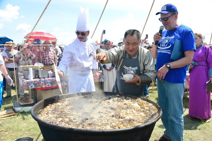 Тувинцы сварили рекордное количество национального супа «Кара мун»