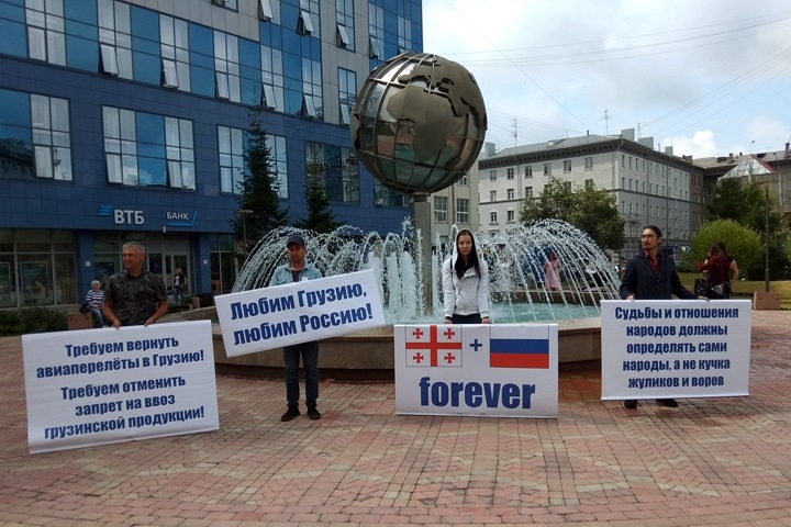 «Недопустимо, когда один человек решает судьбу двух народов»: новосибирцы протестовали и против запрета полетов в Грузию