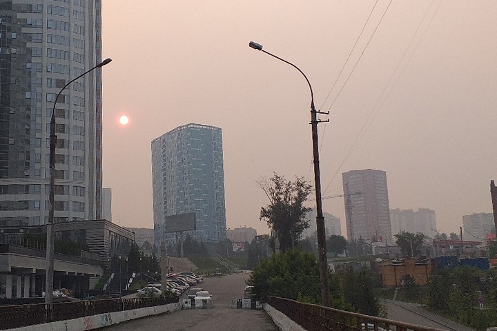 Власти и МЧС: новосибирцам безопасно дышать смогом с гарью