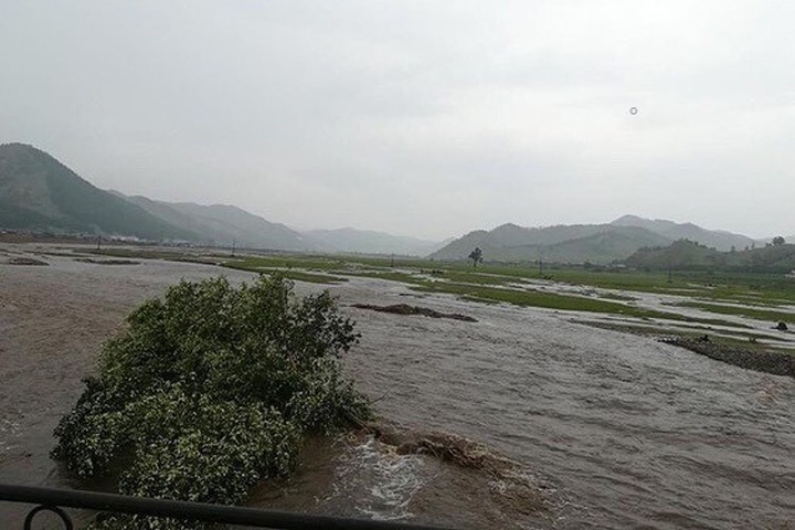 Вышедшая из берегов река затопила дороги в Бурятии