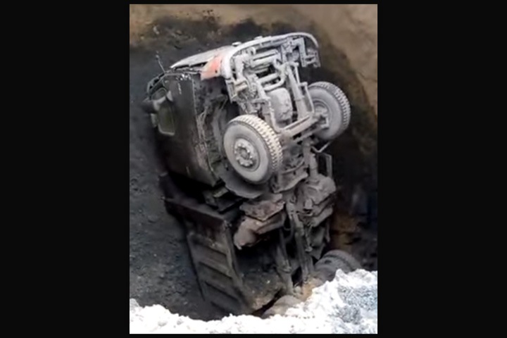 Грузовик провалился под землю на шахте в Кузбассе