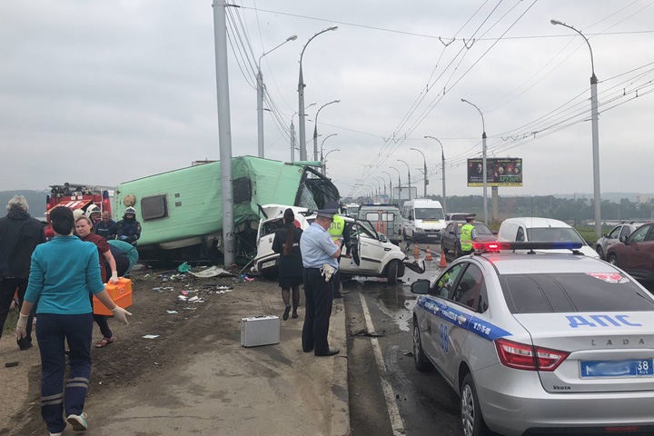 Автобус протаранил легковушку в Иркутске. Погибли два человека