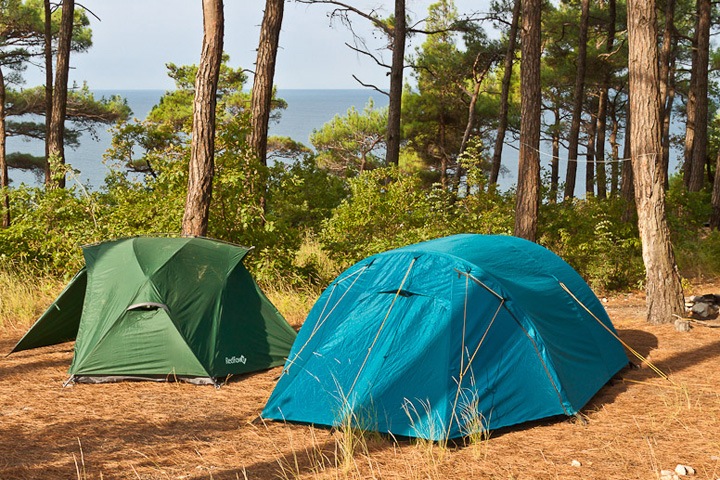 Тела четырех человек обнаружены в туристической палатке на берегу Ангары