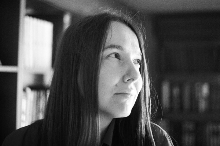 «Женщины гораздо смелее в литературе»: писательница Евгения Некрасова о детском одиночестве и феминистской поэзии