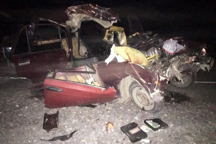 Четыре человека погибли при столкновении легковушки с грузовиком сена в Туве