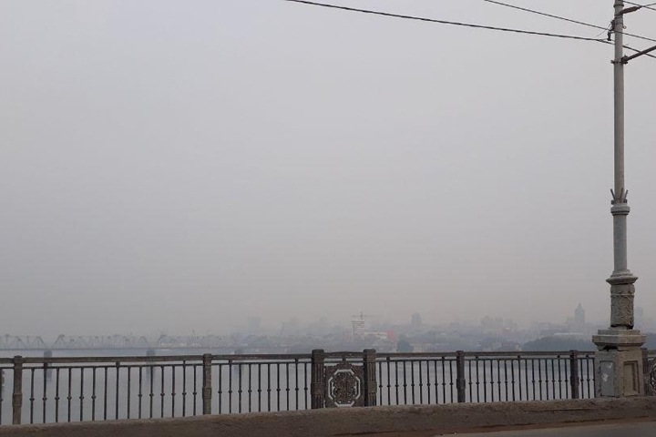 Новосибирск накрыло «дымкой». В ней превышены нормы вредных веществ