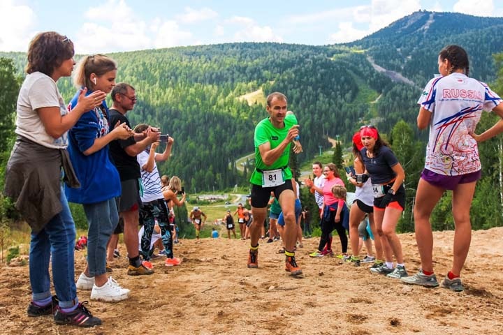 Сотни сибиряков приняли участие в горном забеге в Шерегеше