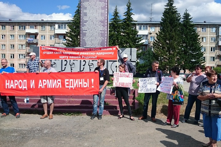 Жители Новосибирска вышли на пикет против выселения из квартир Минобороны