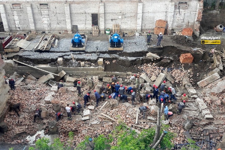 Стена дома обрушилась в Новосибирске. Есть погибшие