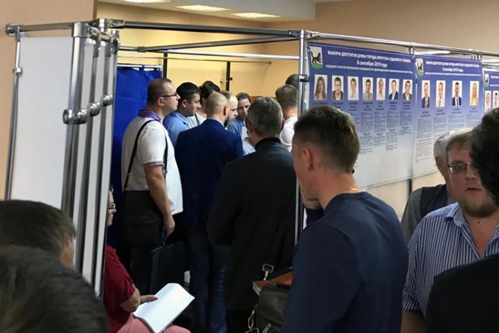Очередь выстроили на досрочное голосование в Иркутске через час после начала