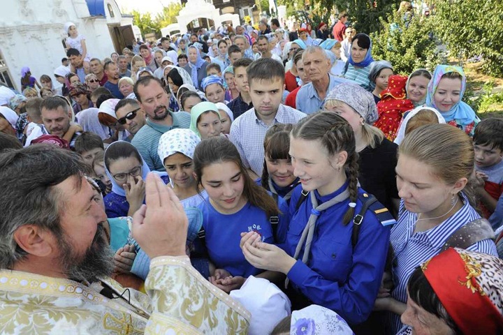 Дети прошли крестным ходом в честь 1 сентября в Улан-Удэ