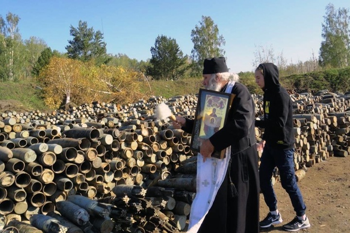 Батюшка освятил оставшиеся после взрывов под Ачинском снаряды