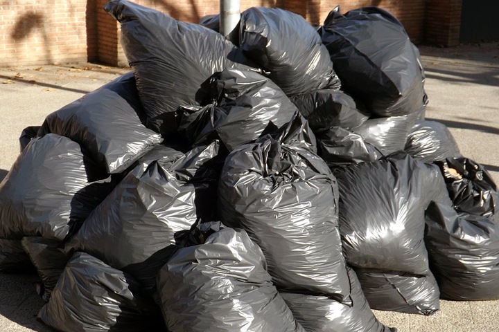 Тысячи новосибирцев потребовали пересчитать плату за вывоз мусора