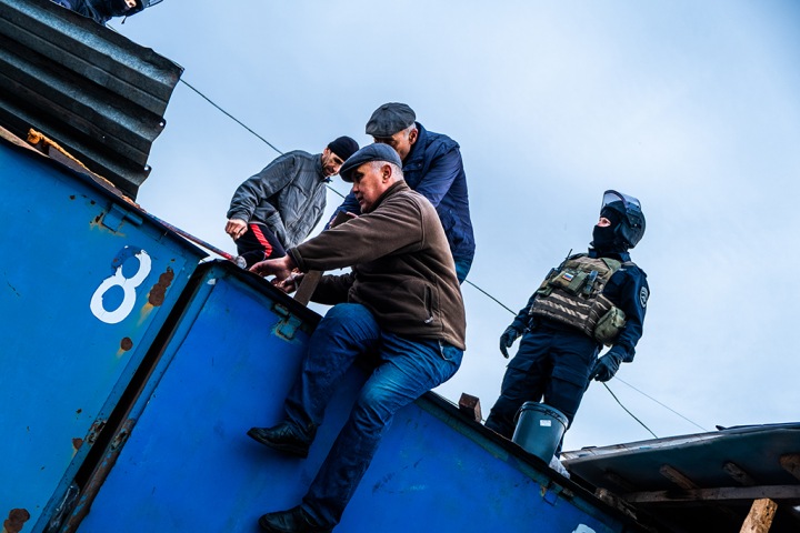 Более 200 человек доставлены в полицию после проверки на Хилокском рынке Новосибирска. Фото